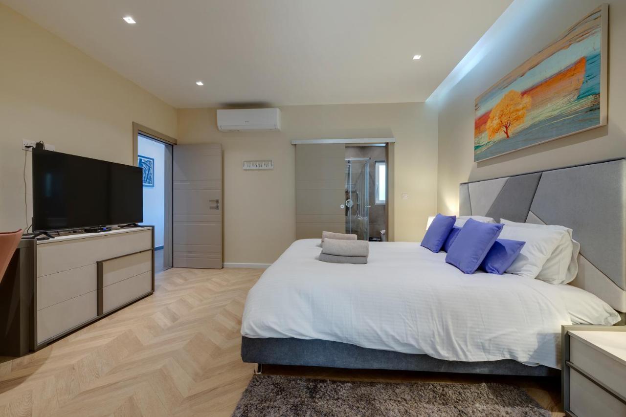 Luxury Penthouse With Terrace And Views *